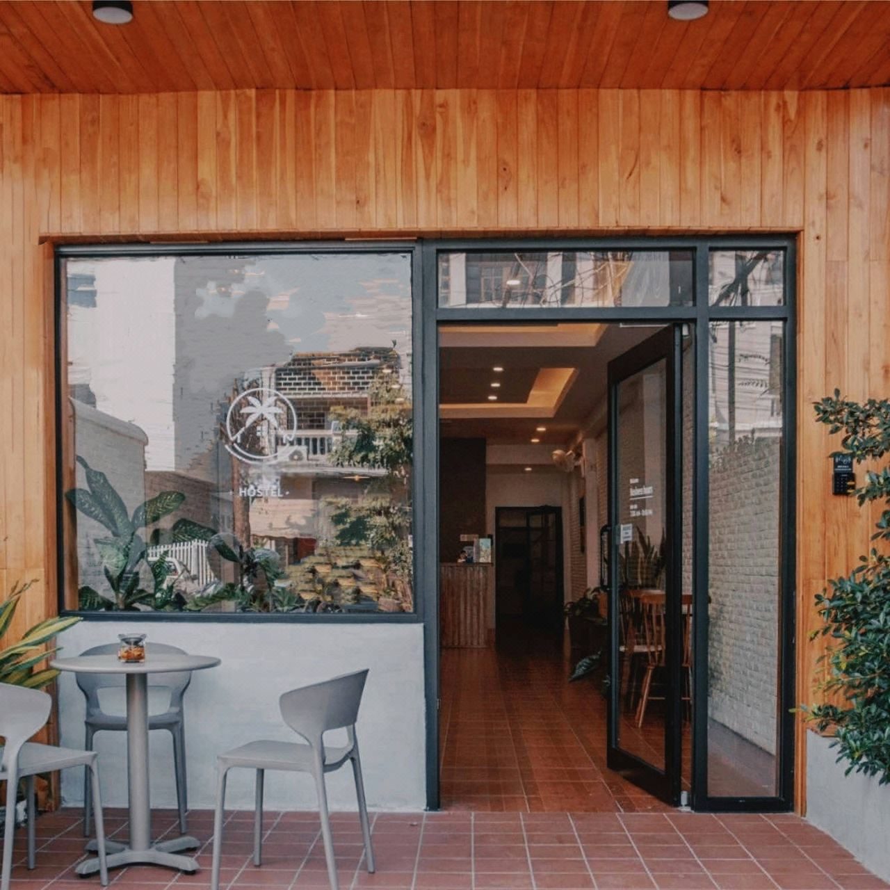 Muulao Hostel 木质外立面与入口